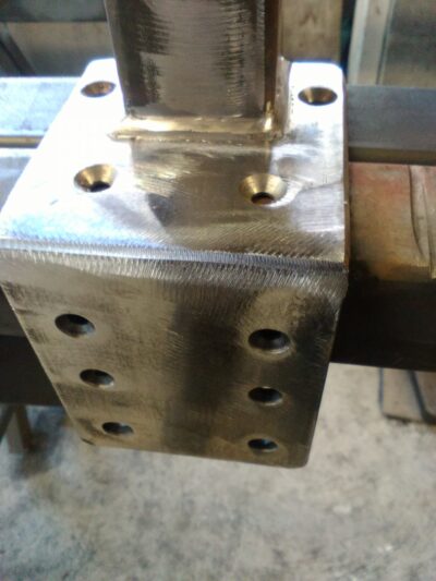 Platine d'assemblage en acier percée et soudée