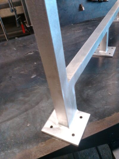 Structure en acier soudée à platine d'ancrage