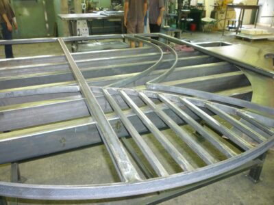 Cintrage de profilés en acier galvanisé dans l'atelier