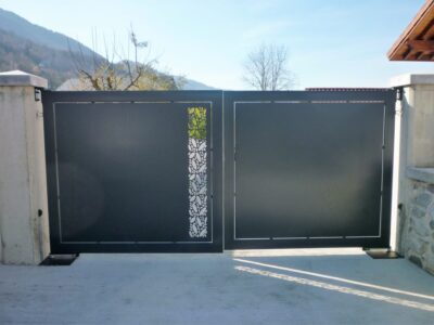 Portail battant en acier gris anthracite avec insert ajouré