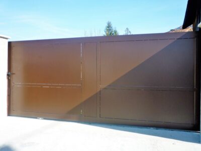 Portail coulissant en acier Corten à la patine rouille