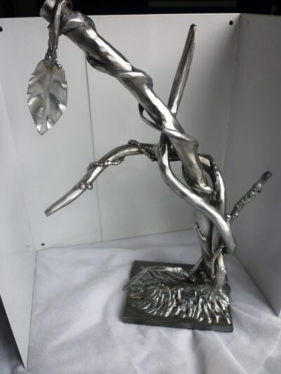 Sculpture d'arbre en acier brossé aux branches torsadées