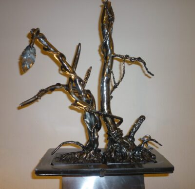 Sculpture d'arbre en acier aux feuilles dorées
