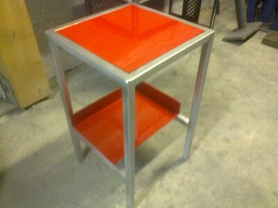 Table d'appoint en acier à deux plateaux laqués orange