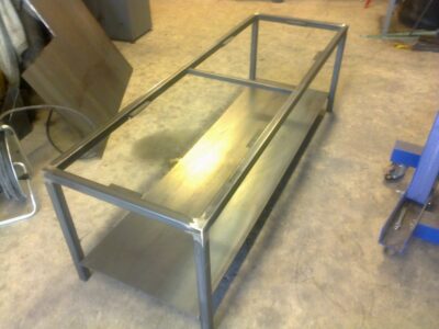 Piétement de table en acier en cours de fabrication à l'atelier