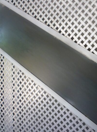 Cache-radiateur en tôle perforée à motif losangé
