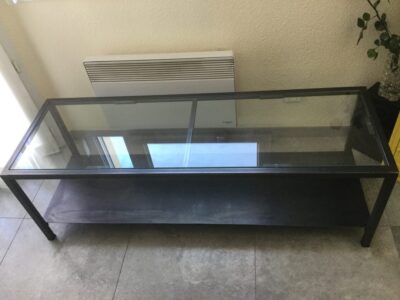 Table basse en acier et verre à plateau inférieur en tôle
