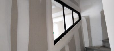 Verrière sur mesure épousant la pente d'un rampant