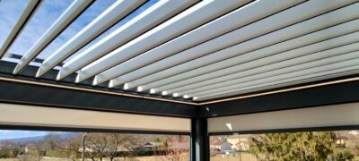 Pergola bioclimatique à lames orientables en aluminium gris, vue de dessous