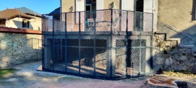Garde-corps de balcon en acier bleu à panneaux découpés de motifs arabesques